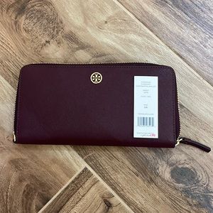 NWT Tory Burch Robinson Passport Continental Wallet